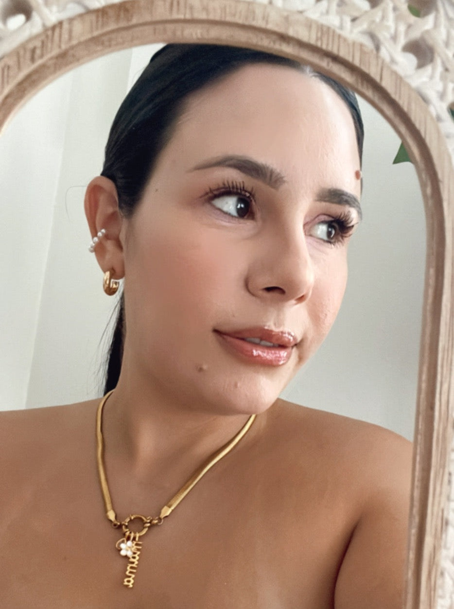 Collar Mamá con Dijes Dorados en Acero Inoxidable – Mujer | Vanytel