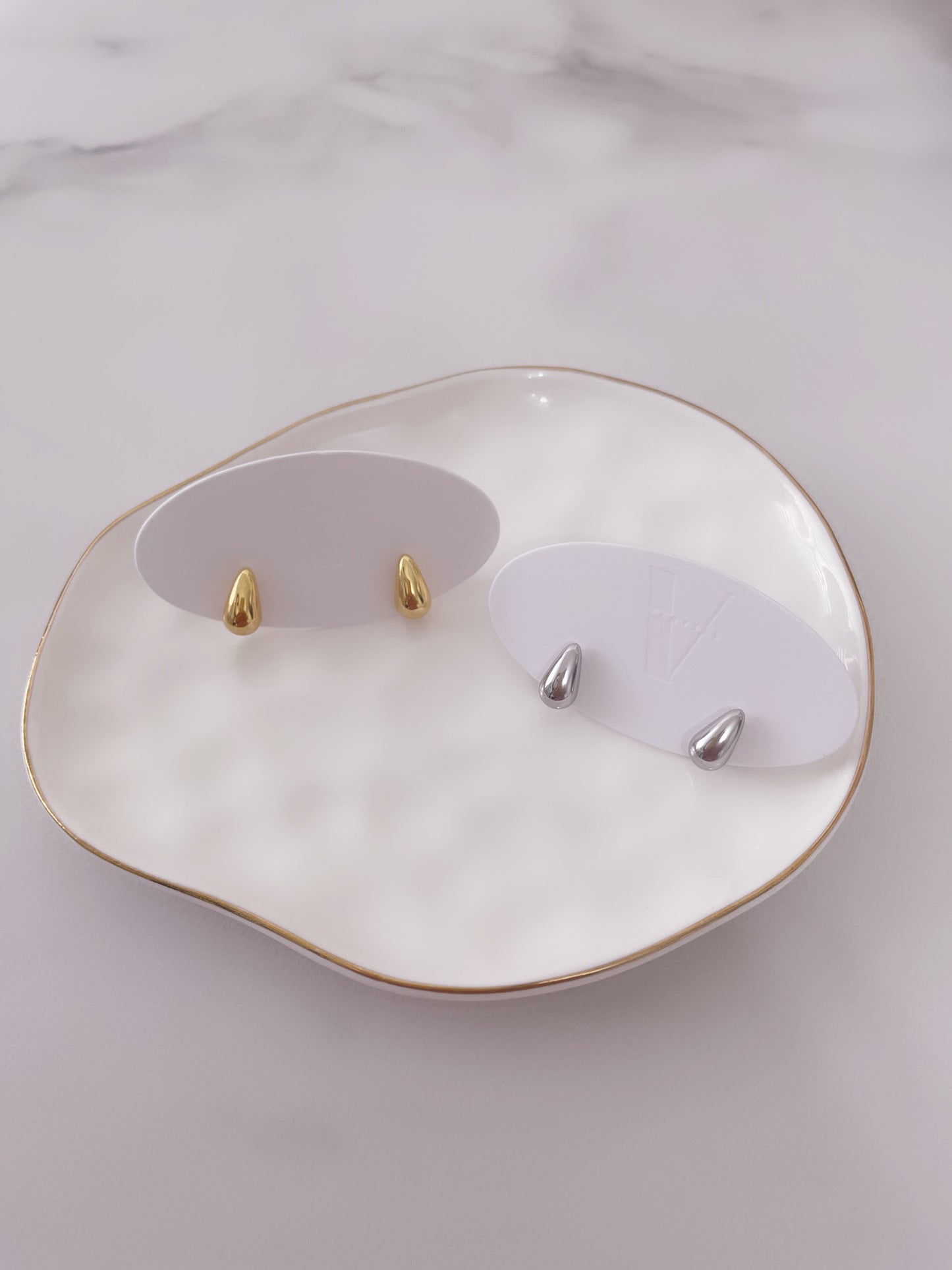 Bold Drops Studs | Varios Tamaños - Vanytel