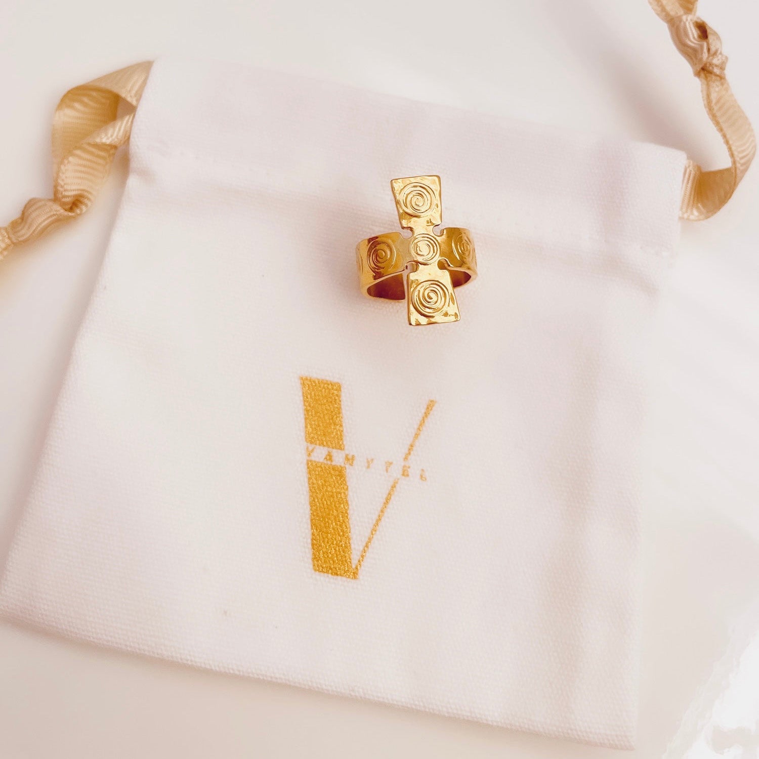 Anillo de fe con crucifijo dorado en acero inoxidable, ajustable y elegante.