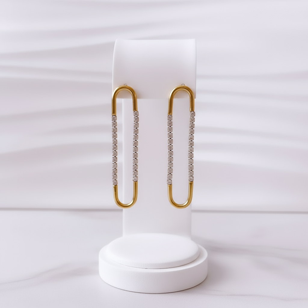 Aretes modernos dorados con zirconia, ideales para fiestas y bodas.