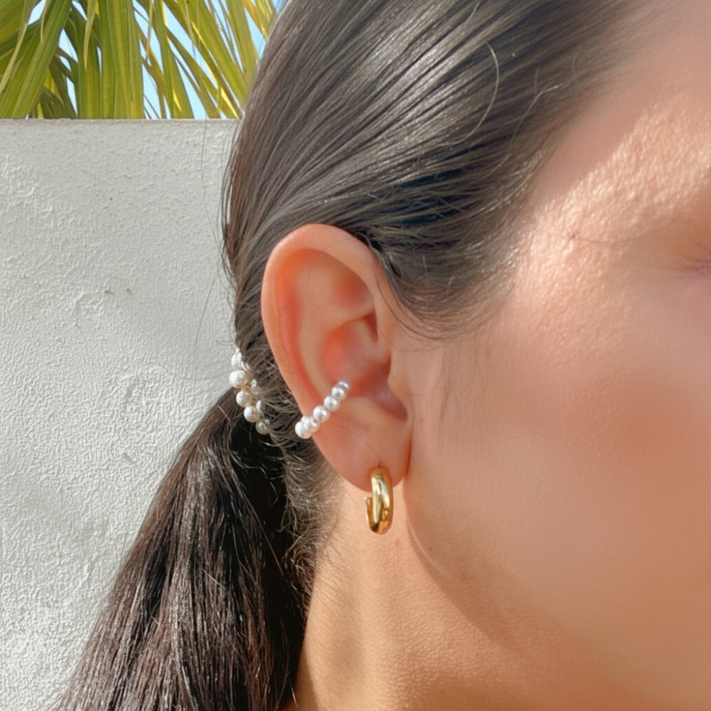 Mujer usando los Aros Grace Dorados de acero inoxidable Vanytel