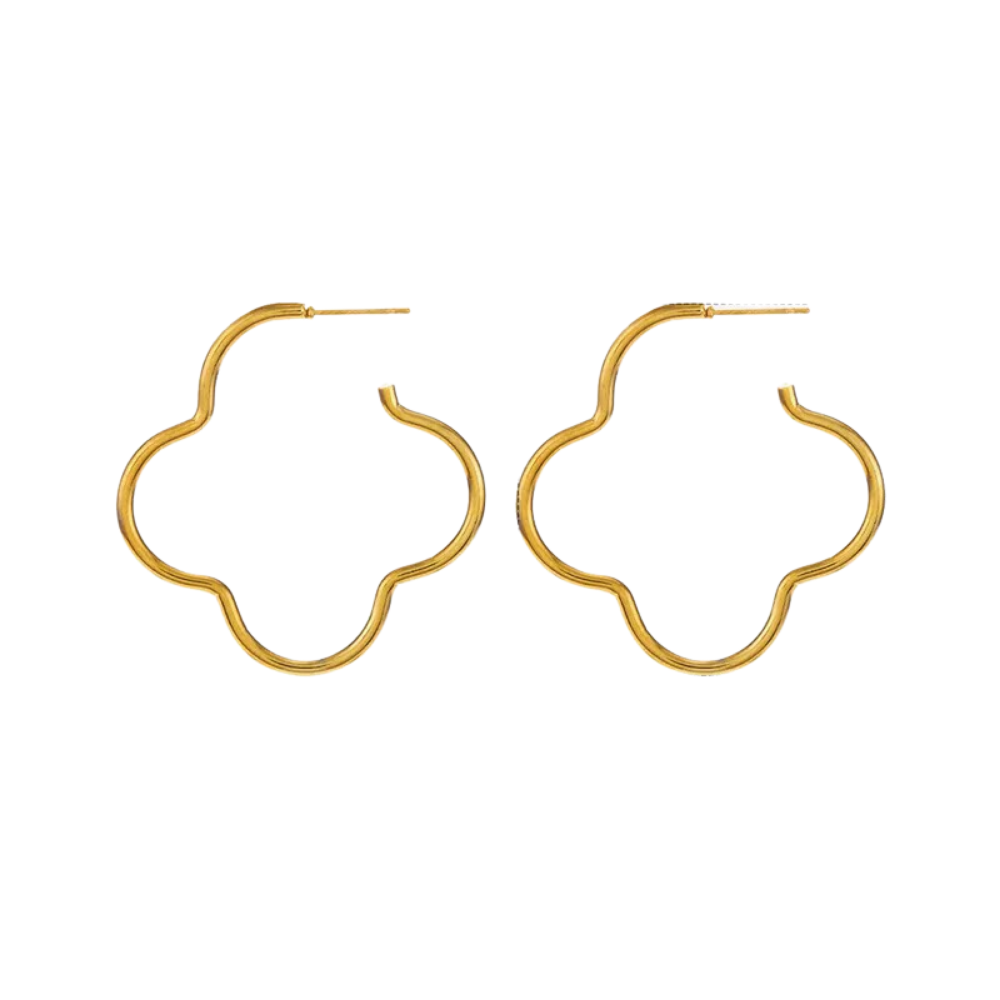 Aros hoop medianos dorados con diseño de trébol en acero inoxidable, perfectos para un look femenino y elegante de Vanytel Jewelry.