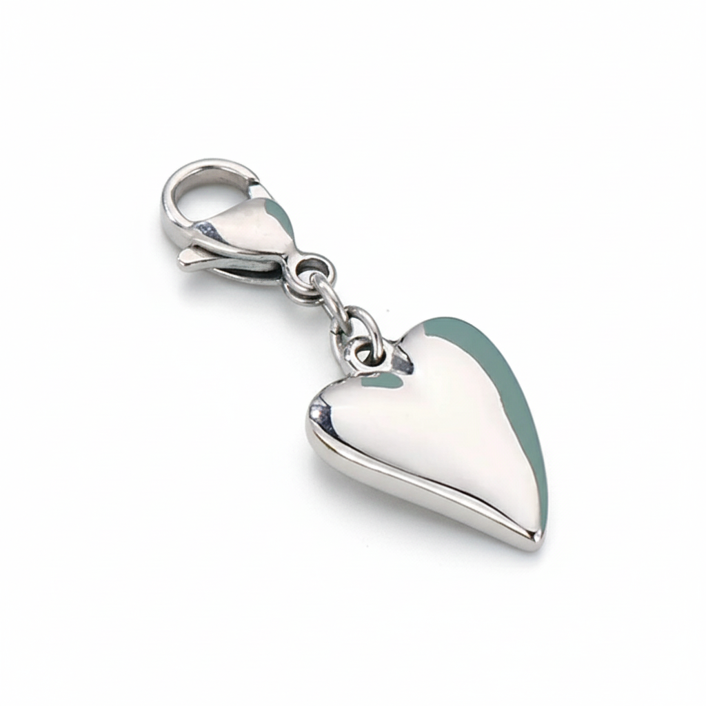Charms Vanytel plateados en acero inoxidable con diseño de corazón y grabados.