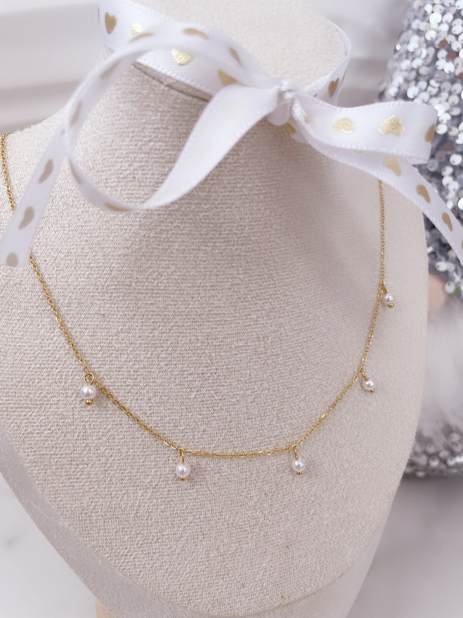 Collar choker de perlitas Amanda, vista lateral en busto, joyería Vanytel.