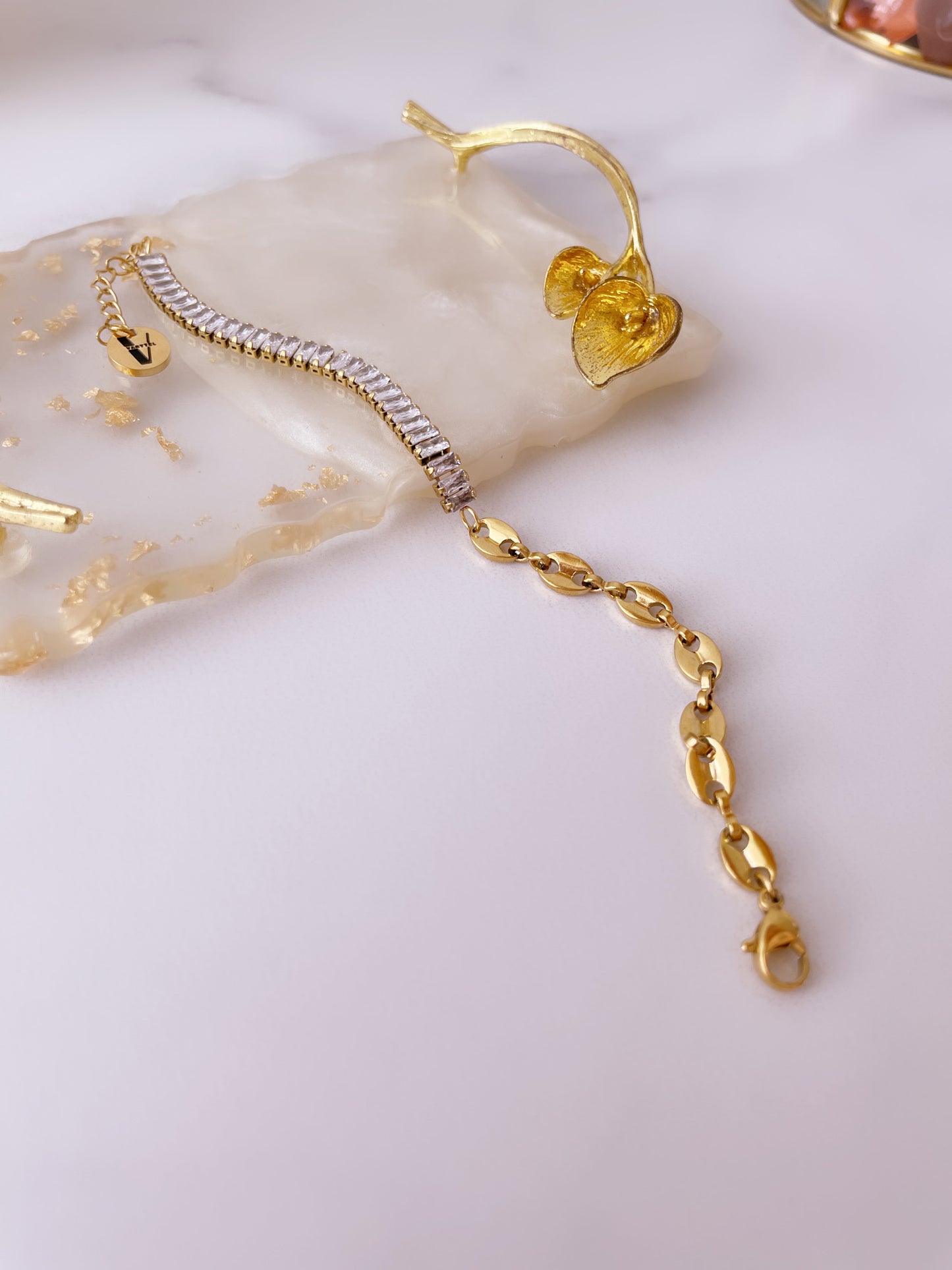 Pulsera dorada moderna con zirconia, ideal para regalo o uso diario.