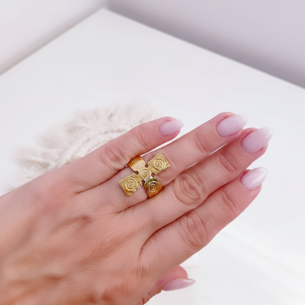 Anillo de cruz dorado moderno de acero inoxidable con diseño ajustable.