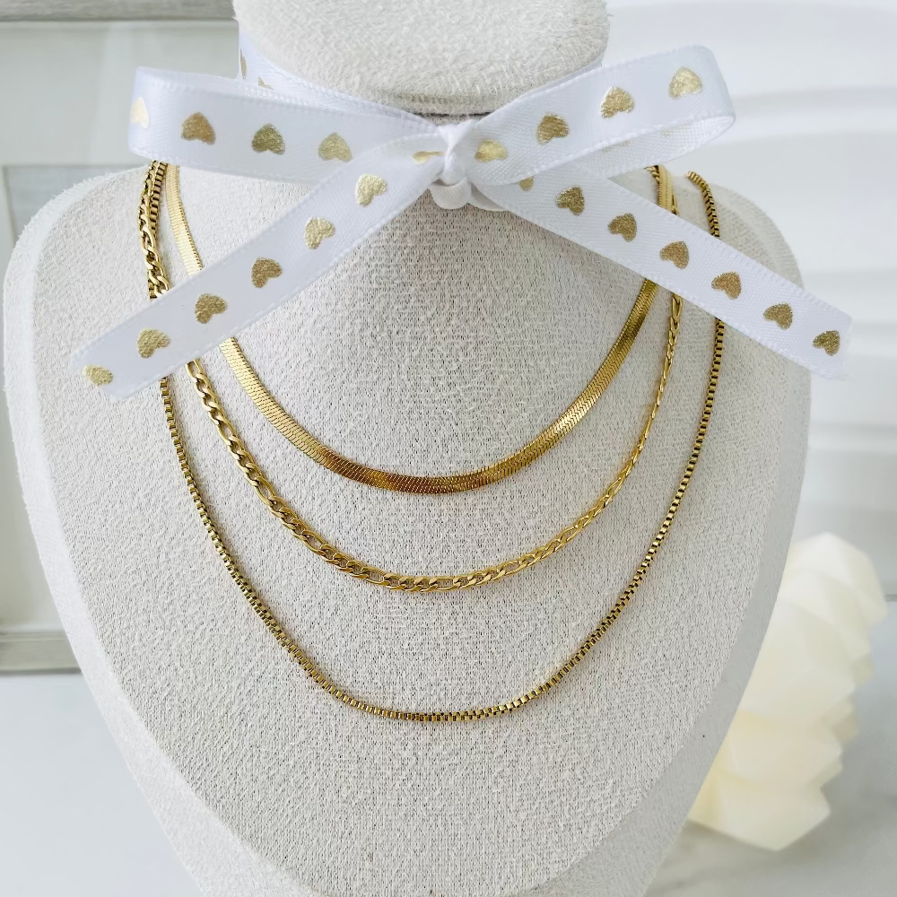 Detalle del collar Kourtney dorado en capas, acabado pulido en acero inoxidable.