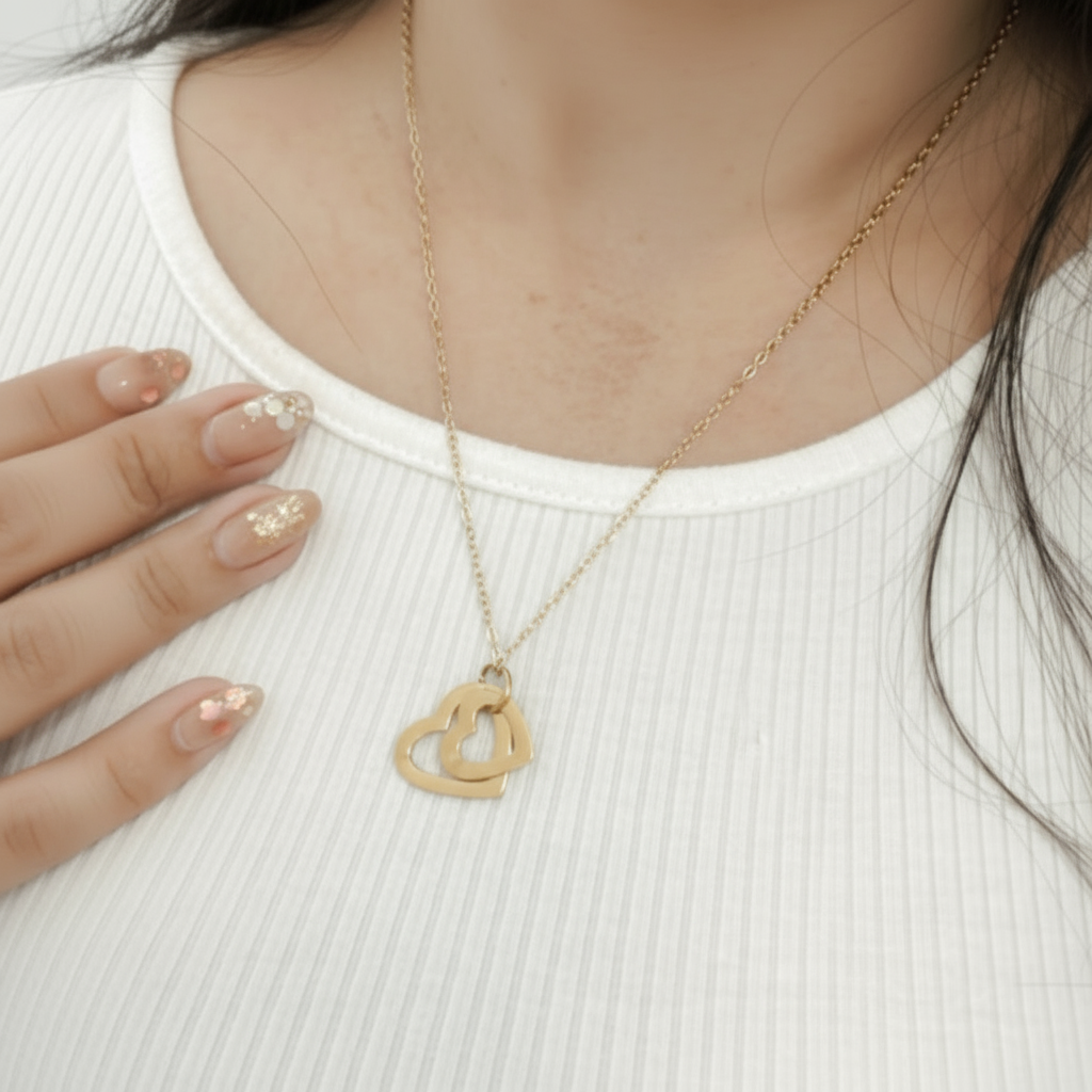 Mujer usando el Collar Mis Amores Vanytel con dijes de corazón, estilo elegante y moderno.