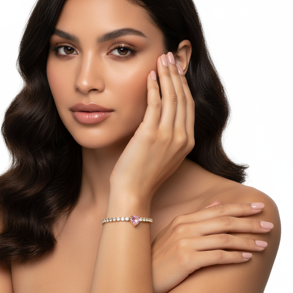 Mujer usando la Pulsera Sweet Heart Vanytel con dije de corazón rosa, estilo romántico y elegante.