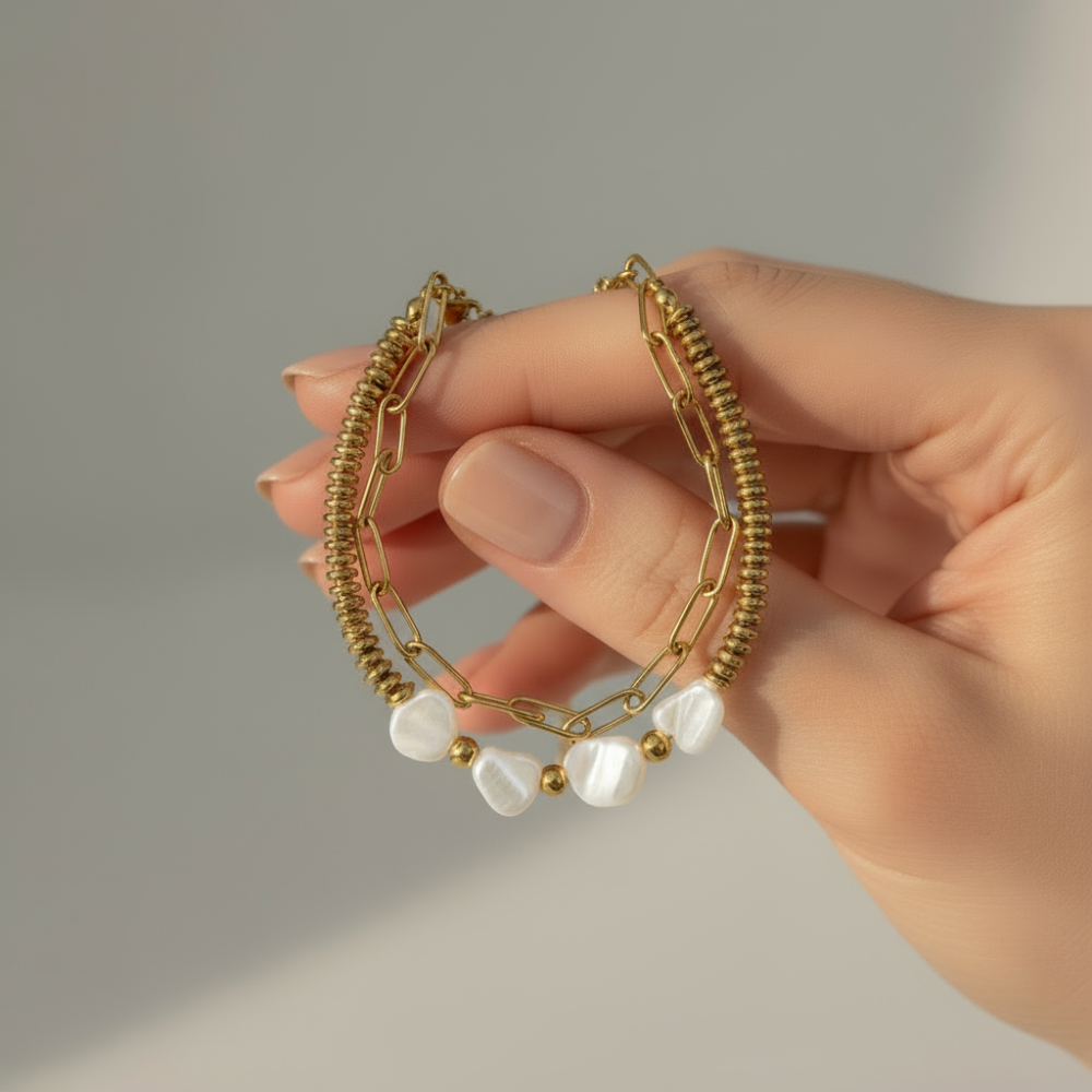Mujer posando pulsera Marina dorada con perlas Vanytel
