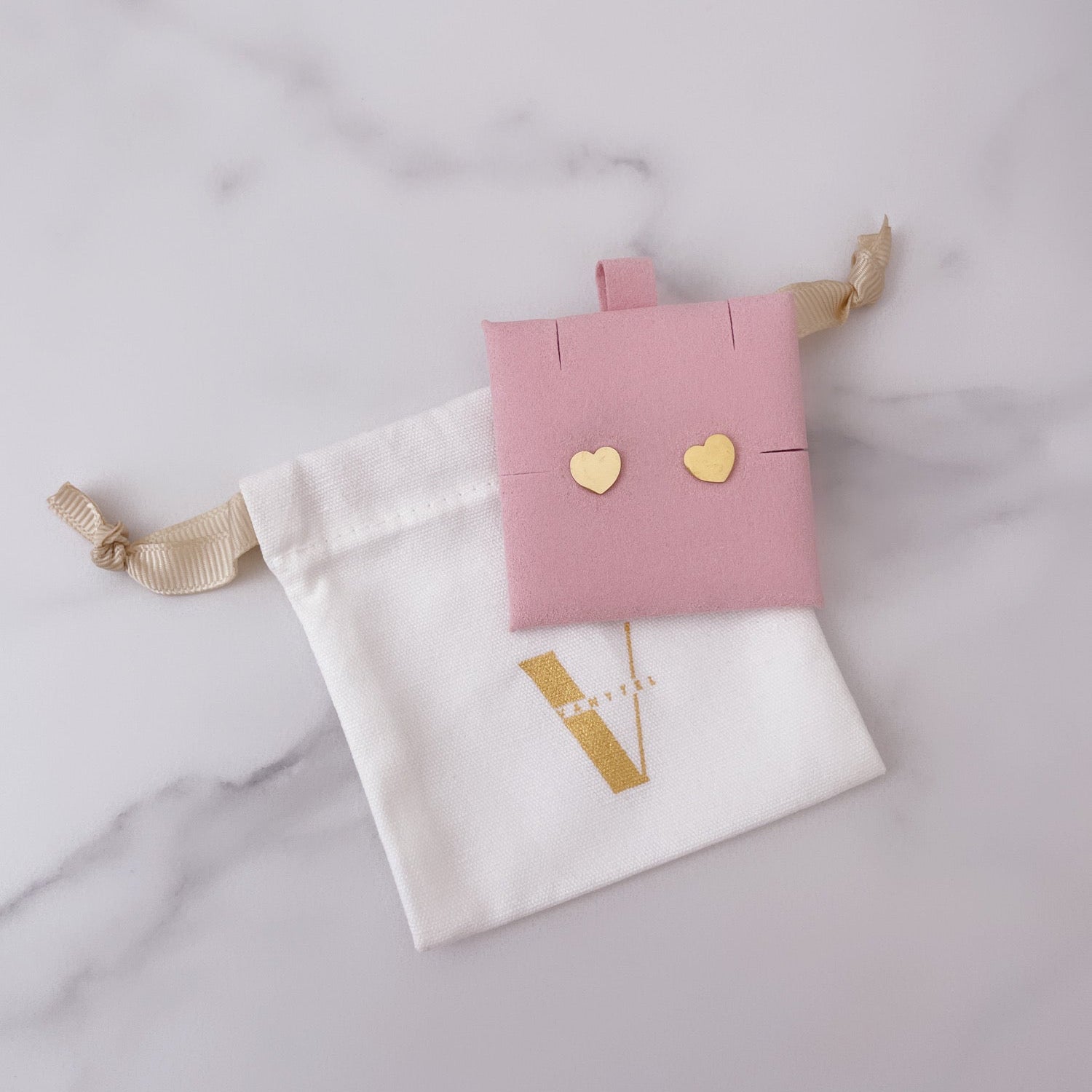 Aretes de corazón dorados tipo stud de acero inoxidable, joyería Vanytel.