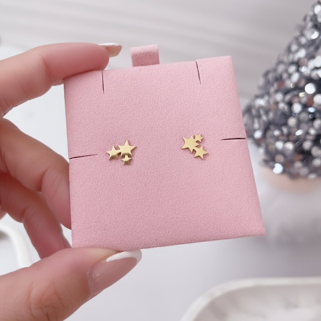 Aretes en forma de estrella dorada tipo stud, colección Vanytel.