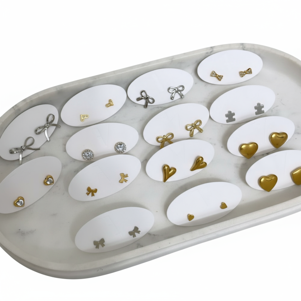 Variedad de aretes studs coquette en acero inoxidable, colección Vanytel