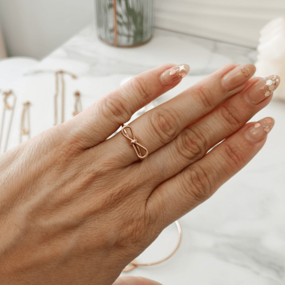 Anillo Alicia Ajustable con Lazo Dorado para Mujer en Acero Inoxidable | Vanytel - VANYTEL - Vanytel