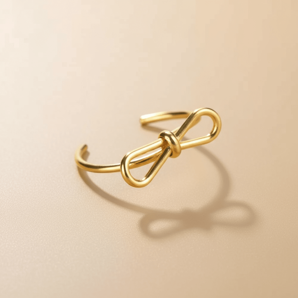 Anillo Alicia Ajustable con Lazo Dorado para Mujer en Acero Inoxidable | Vanytel - VANYTEL - Vanytel