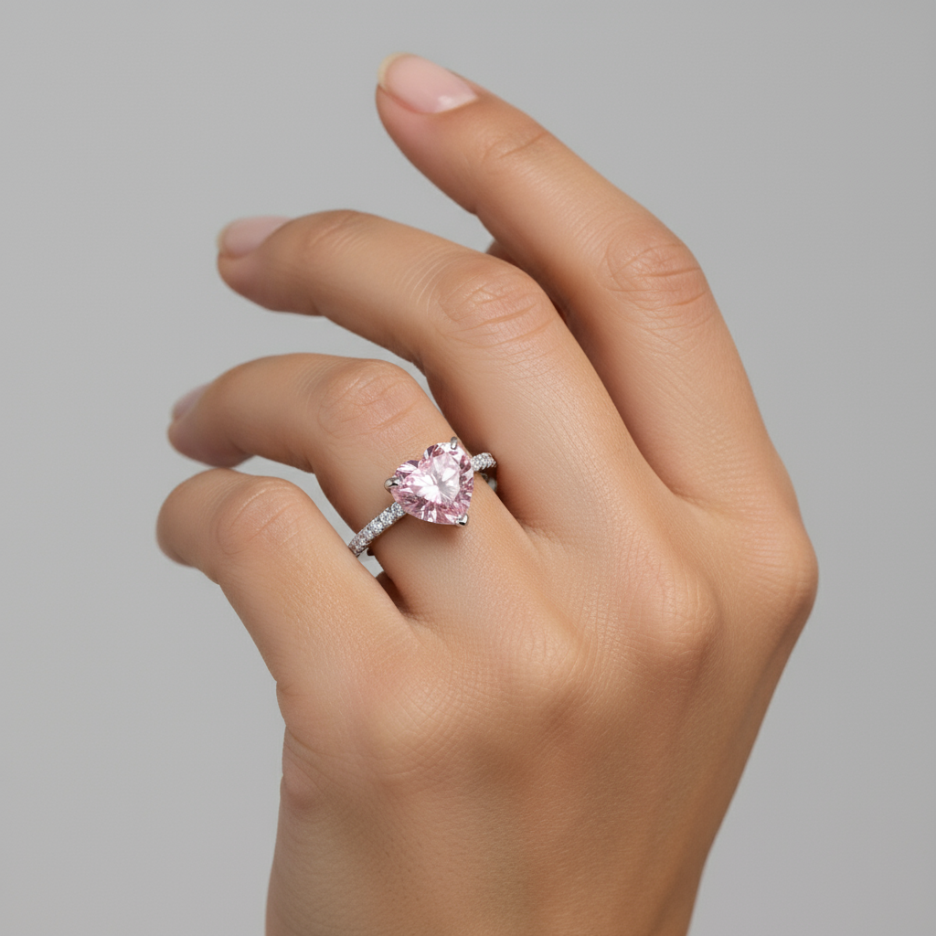 Anillo corazón rosa en plata esterlina 925, mostrado en la mano de una mujer, joyería elegante y moderna de Vanytel.