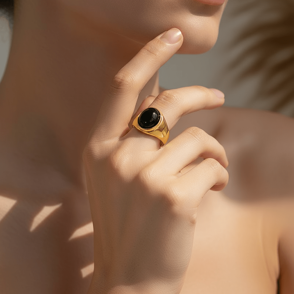 Anillo Osma Dorado con Piedra Negra para Mujer en Acero Inoxidable | Vanytel - VANYTEL - Vanytel