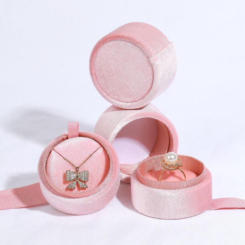Caja de terciopelo rosa Vanytel abierta para presentar joyas como anillos o collares
