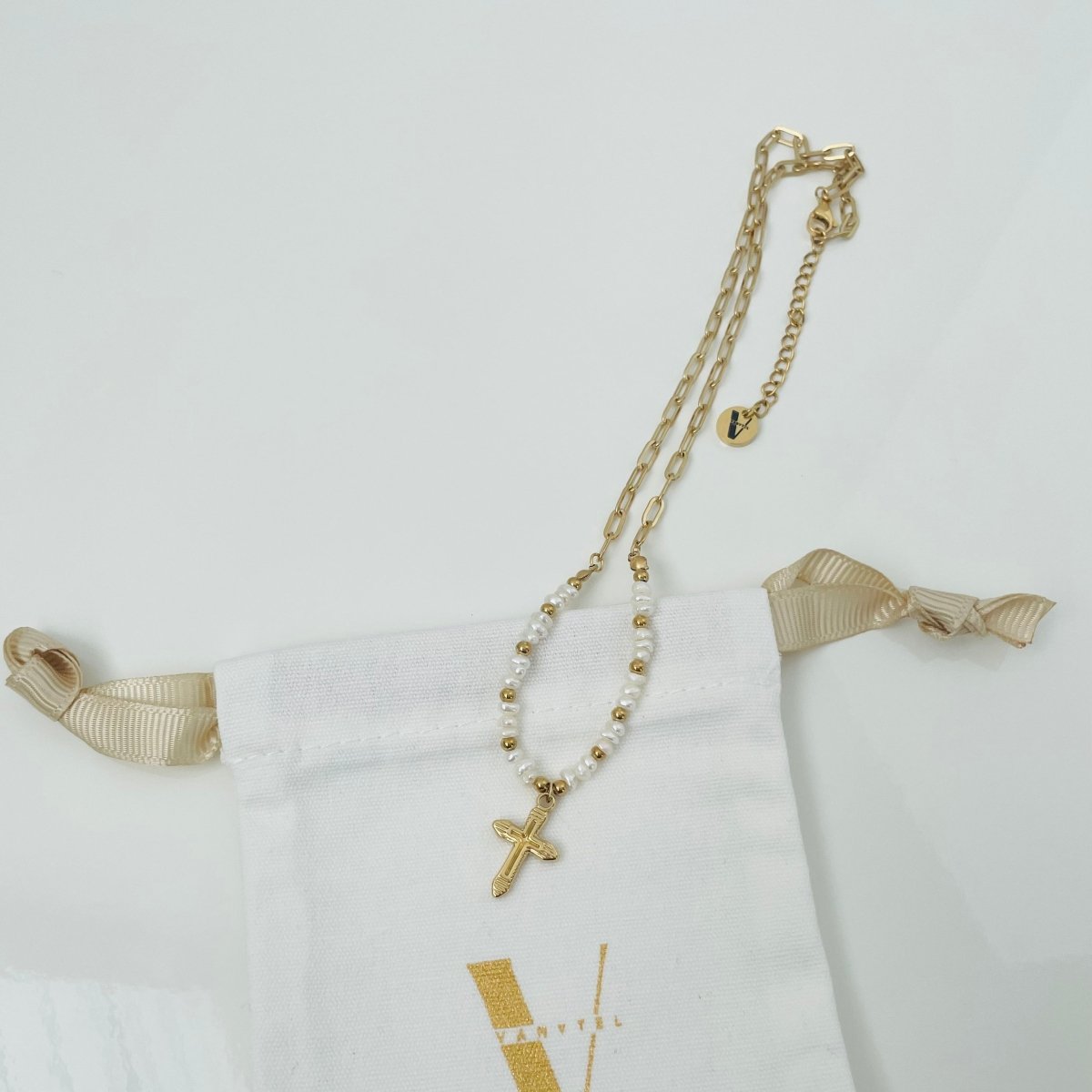 Collar Crucecita con Perlas y Dije de Cruz Dorado en Acero Inoxidable – Mujer | Vanytel - VANYTEL - Vanytel