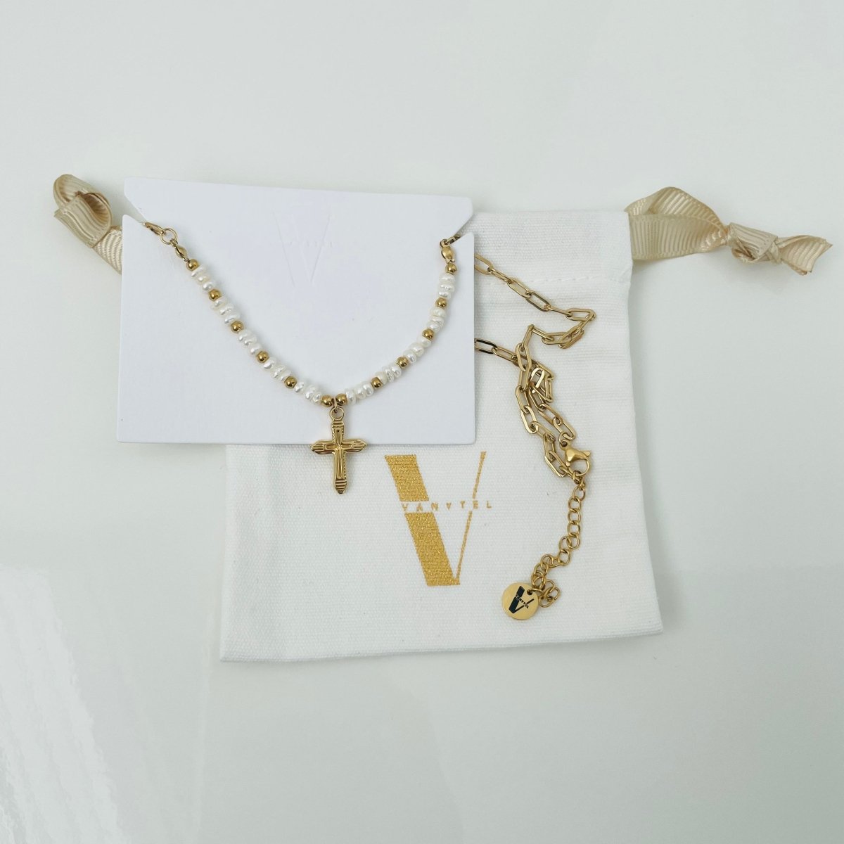 Collar Crucecita con Perlas y Dije de Cruz Dorado en Acero Inoxidable – Mujer | Vanytel - VANYTEL - Vanytel