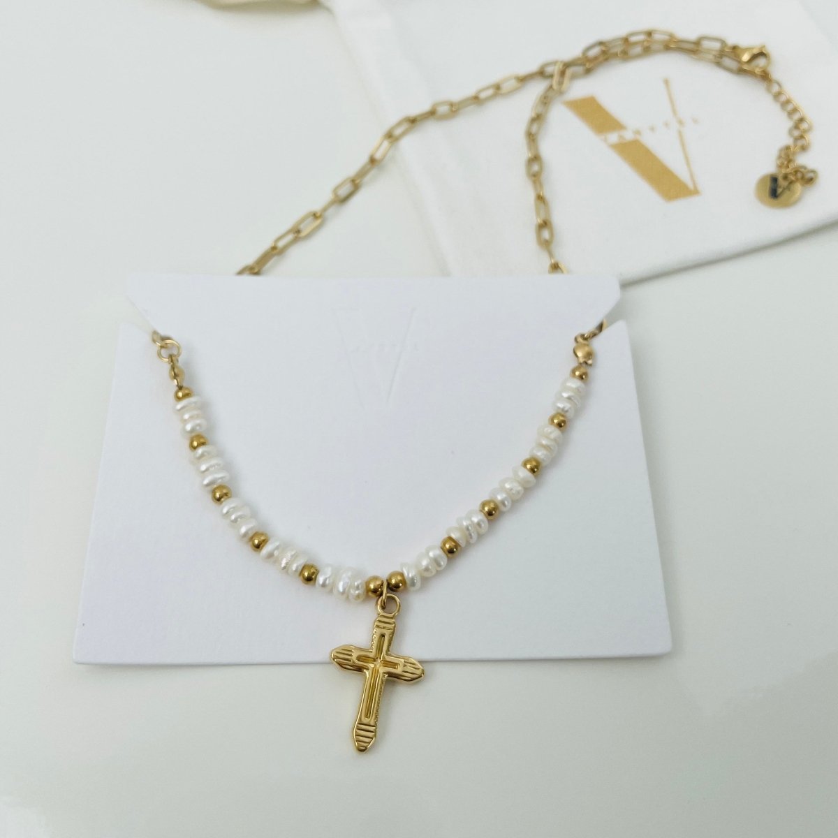 Collar Crucecita con Perlas y Dije de Cruz Dorado en Acero Inoxidable – Mujer | Vanytel - VANYTEL - Vanytel