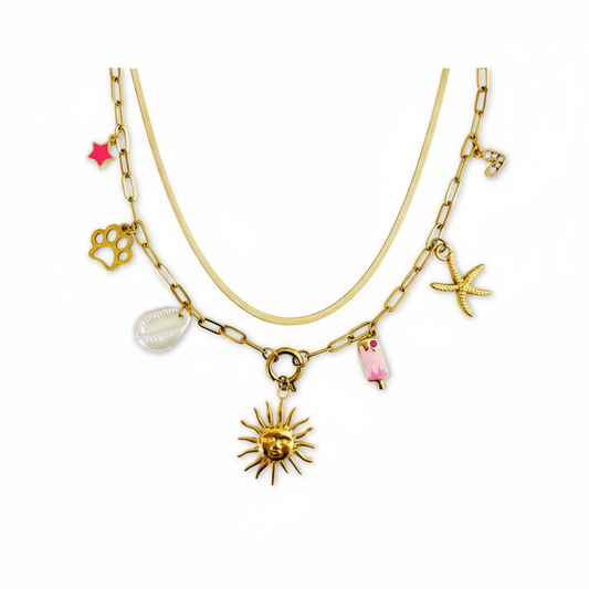 Collar Encantos Vanytel con doble cadena y charms dorados en acero inoxidable
