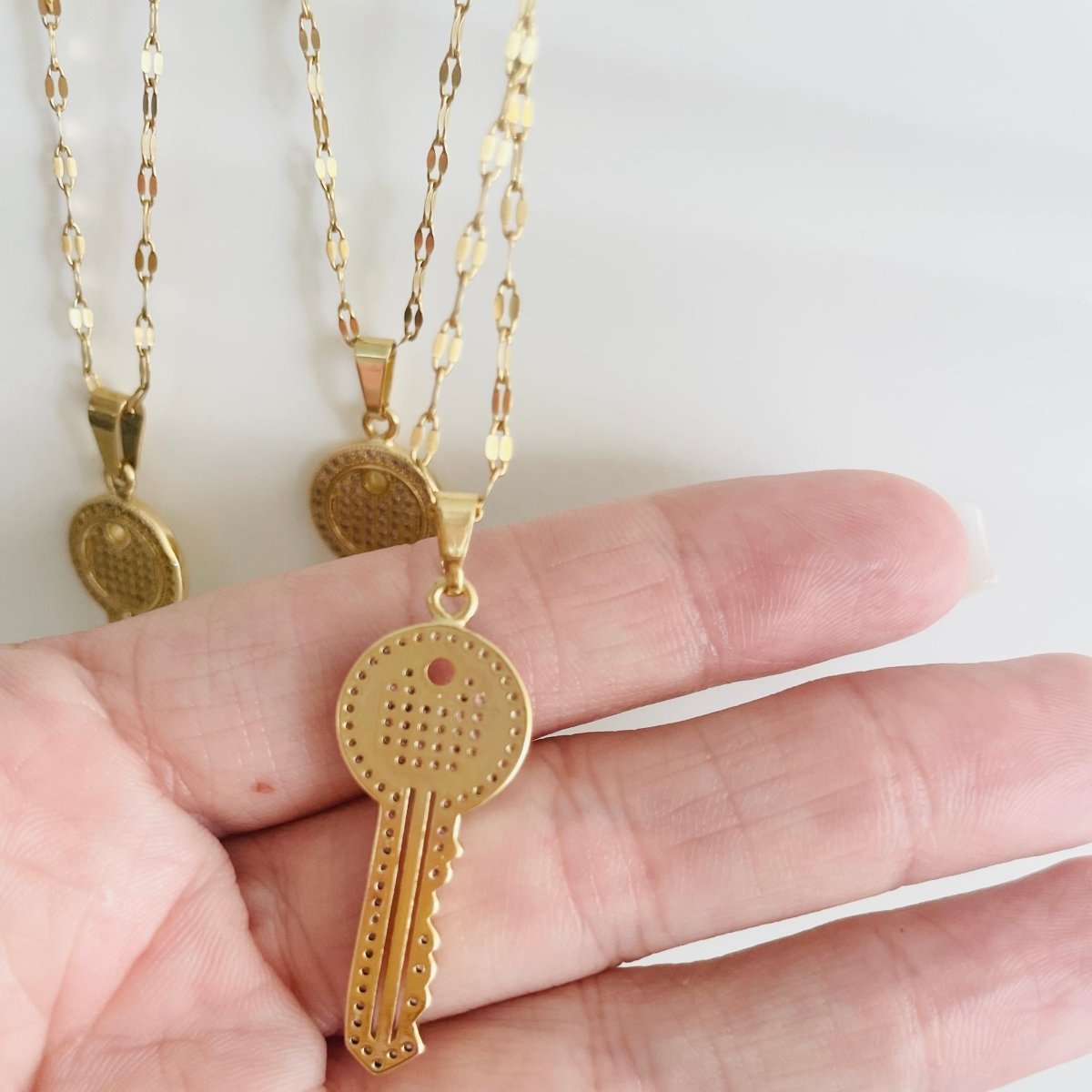 Collar Golden Key Dorado con Zirconia para Mujer en Acero Inoxidable | Vanytel - VANYTEL - Vanytel