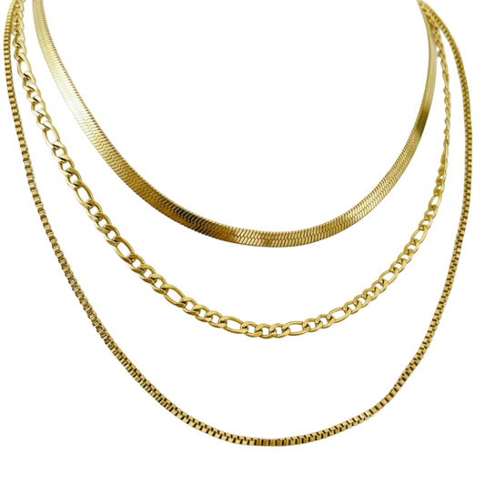 Collar Kourtney dorado en acero inoxidable con tres cadenas, joyería moderna Vanytel.
