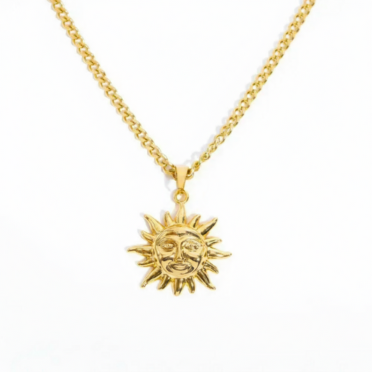 Collar Sunset Vanytel con dije de sol chapado en oro y cadena de acero inoxidable.
