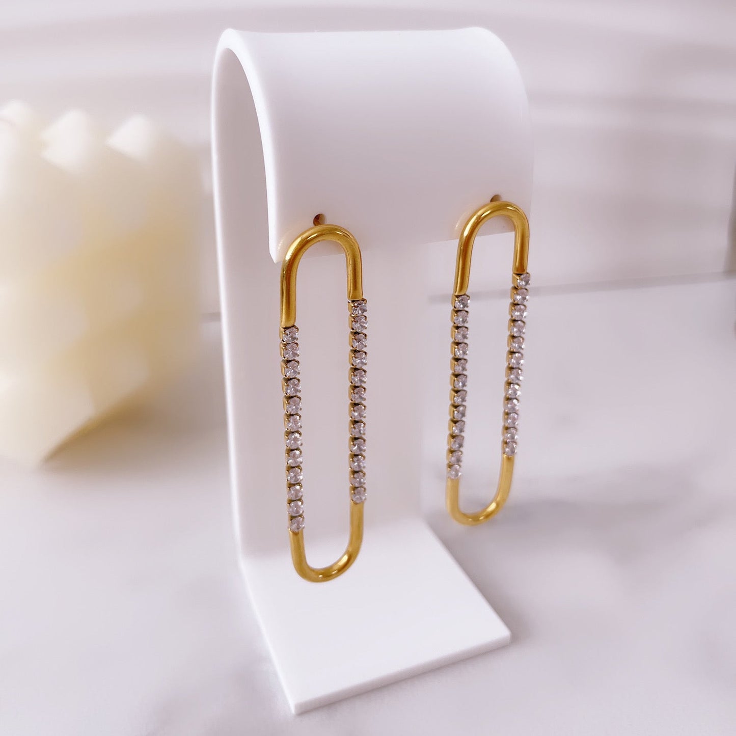 Aretes con zirconia en base blanca, joyería femenina moderna de Vanytel.
