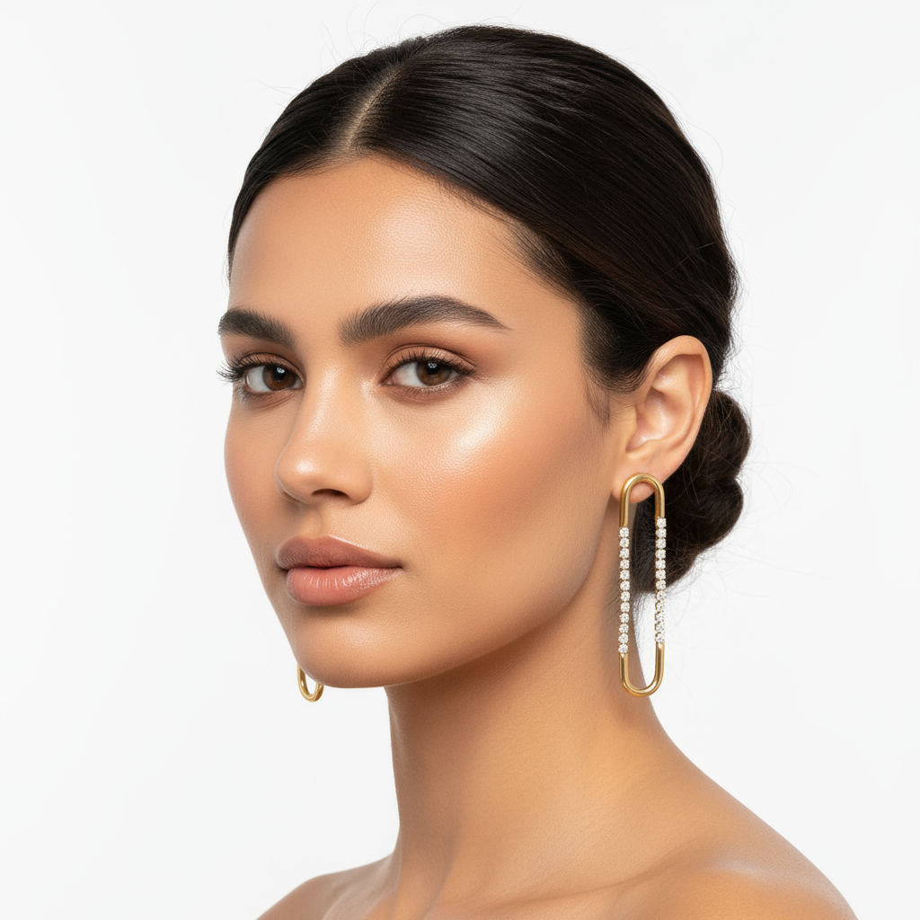 Aretes con zirconia en modelo, joyería femenina moderna de Vanytel.
