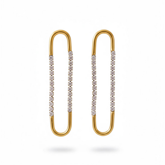 Aretes Cristina de zirconia dorados en acero inoxidable, joyería elegante Vanytel.

