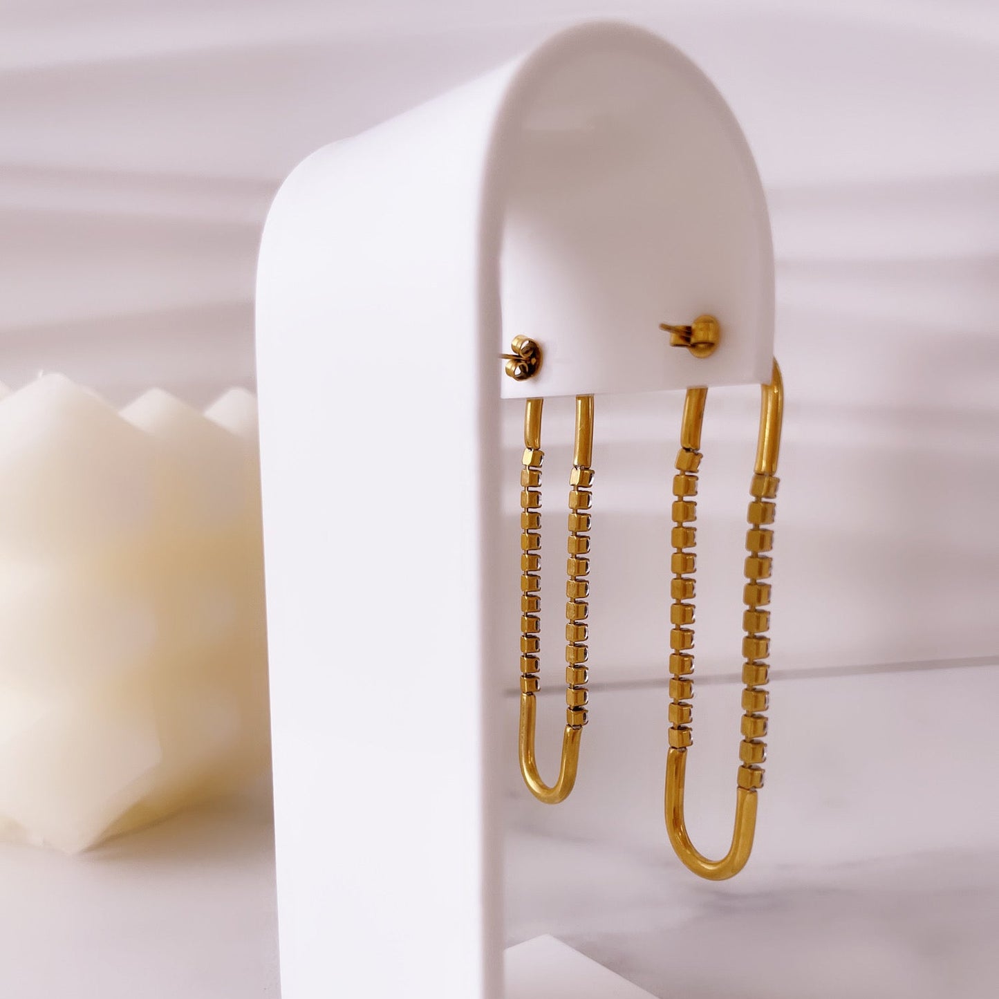 Detalle de zirconia brillante en acero inoxidable, Cristina Earrings Vanytel.
