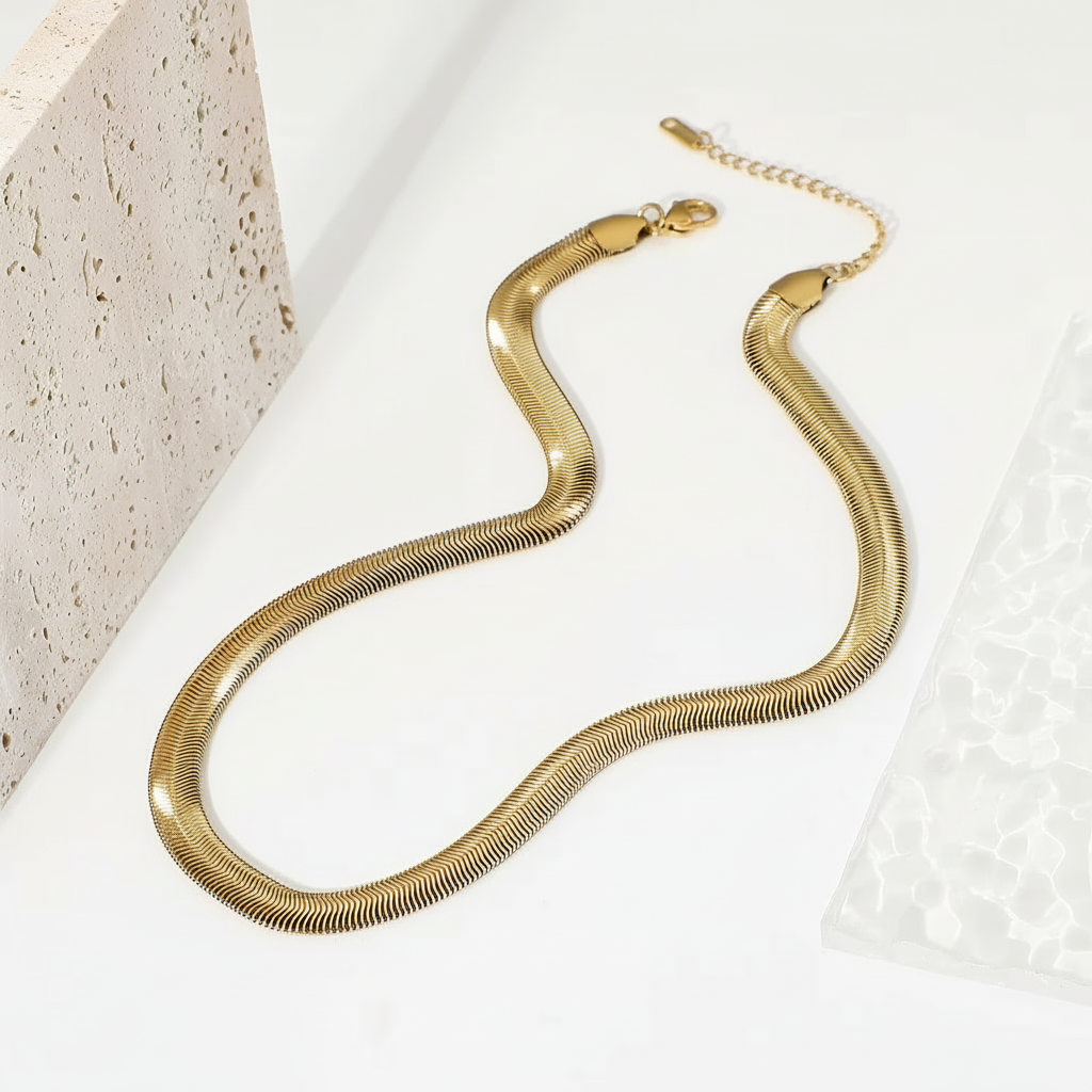 Collar Medusa Herringbone Dorado en Acero Inoxidable para Mujer | Vanytel