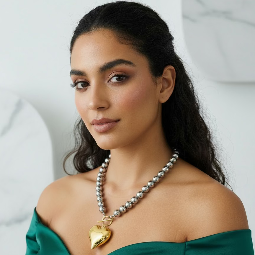 Modelo usando collar choker Love con corazón dorado, joyería moderna Vanytel
