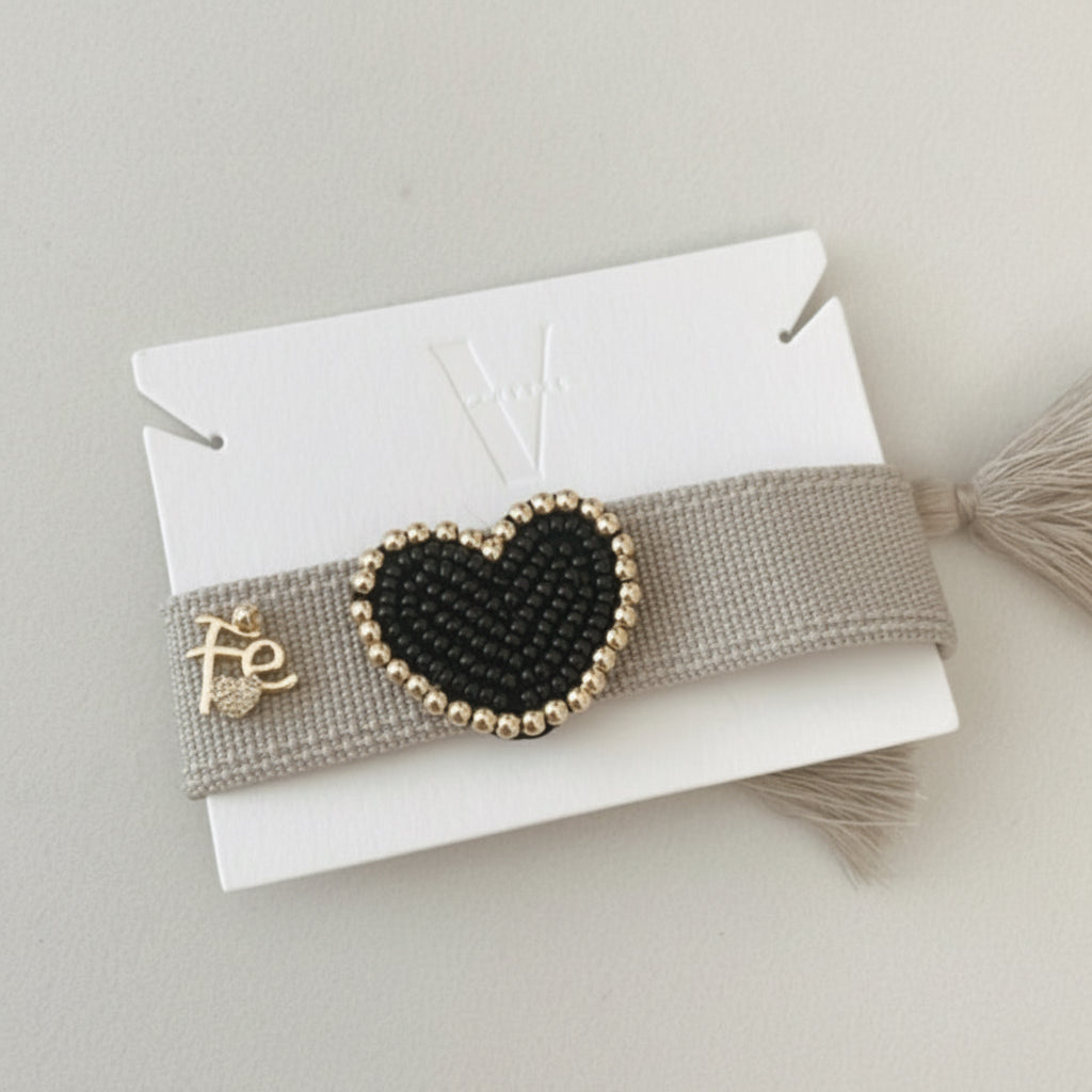 Pulsera hecha a mano gris con dije de corazón negro, joyería artesanal Vanytel
