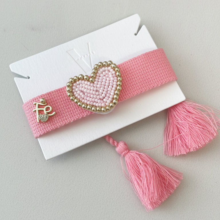 Pulsera artesanal corazón lleno de fe en hilo rosa con dije de corazón, joyería Vanytel
