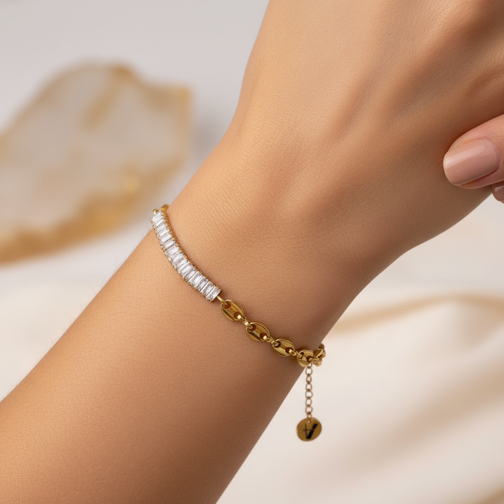 Pulsera dorada con zirconia brillante, acero inoxidable resistente al agua.
