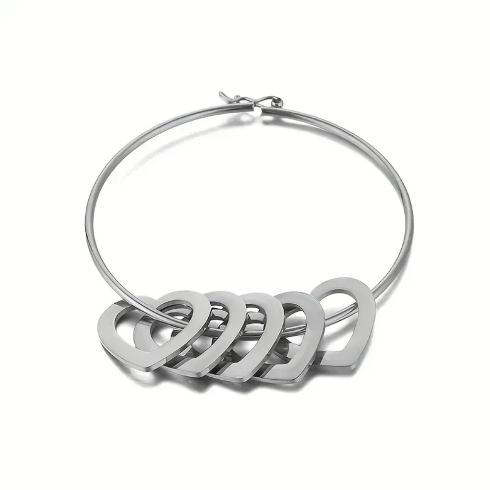 Pulsera Mis Amores plateada de Vanytel en acero inoxidable con cinco dijes de corazón.
