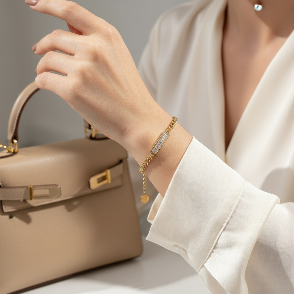 Detalle del cierre y eslabones de la pulsera Sasha dorada de acero inoxidable — Vanytel Jewelry