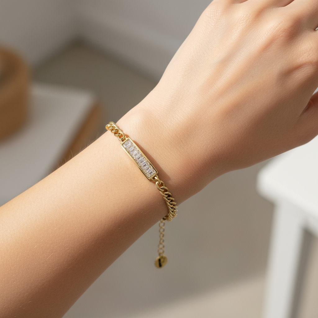 Modelo usando pulsera dorada Sasha con zirconia y diseño de cadena elegante — Vanytel Jewelry