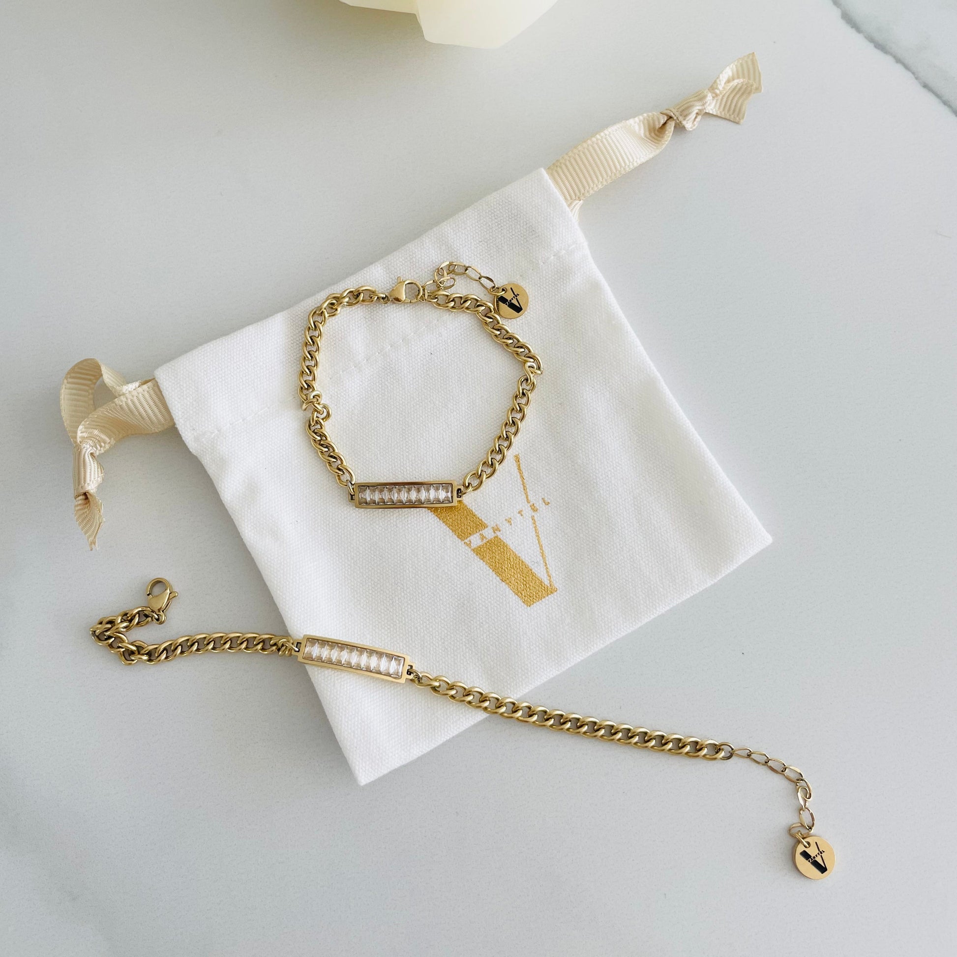  Pulsera Sasha dorada con zirconia dentro de caja elegante de Vanytel Jewelry, ideal para regalo