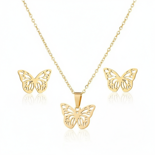 Set de collar y aretes con mariposas doradas de acero inoxidable Vanytel, fondo blanco.
