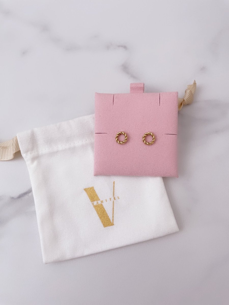 Variedad de Studs Doradas para Mujer en Acero Inoxidable | Vanytel - VANYTEL - Vanytel